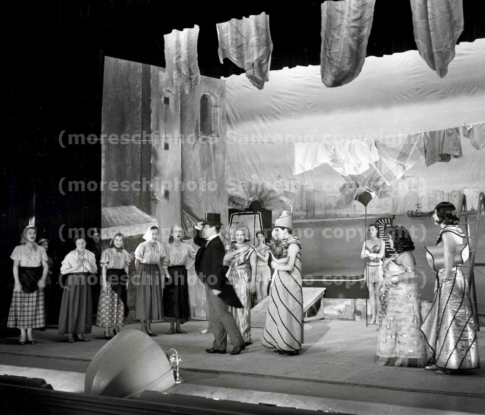 Anna-Magnani-Chi-e-di-scena-dic-1953-001b-31