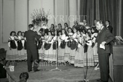 Vittorio-De-Sica-ed il Coro Valroya ad-una-trasmissione-RAI-al-Casino-5