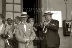 Stan Laurel ed Oliver Hardy alla stazione 4